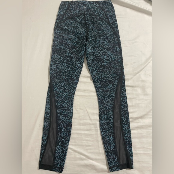 Lululemon train times 7/8 pant 25" with mesh bottoms - Picture 1 of 4